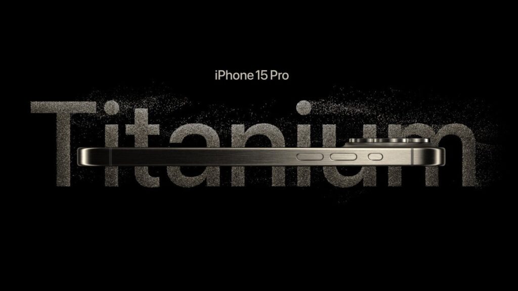 Boční pohled na iPhone 15 Pro s nápisem "Titanium" symbolizující materiál těla telefonu.