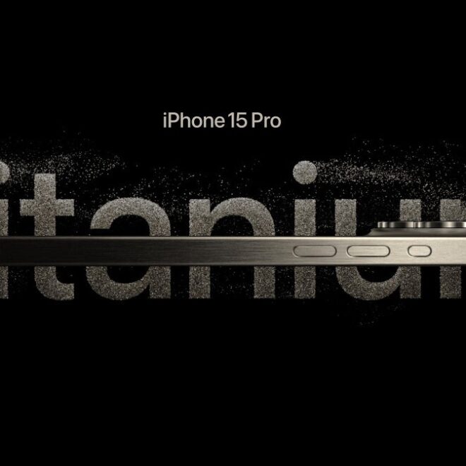 Boční pohled na iPhone 15 Pro s nápisem "Titanium" symbolizující materiál těla telefonu.