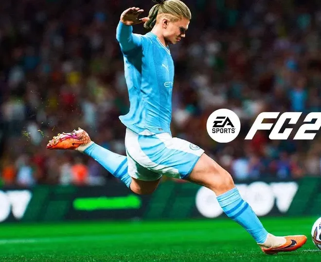 Fotbalistka v modrém dresu Manchester City kopá míč na stadionu v rámci hry FIFA 2024 od EA Sports.