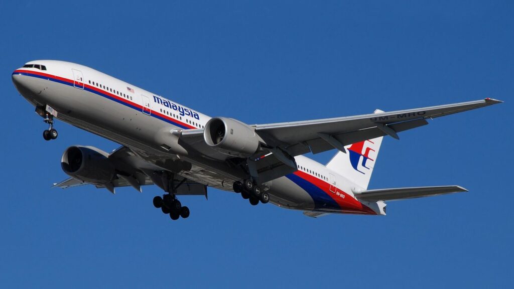 Letadlo Malaysia Airlines Boeing 777-200ER, registrační značka 9M-MRO, let MH370, vzlétající z ranveje.