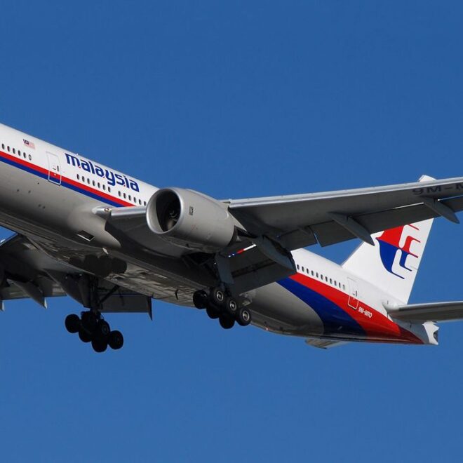 Letadlo Malaysia Airlines Boeing 777-200ER, registrační značka 9M-MRO, let MH370, vzlétající z ranveje.