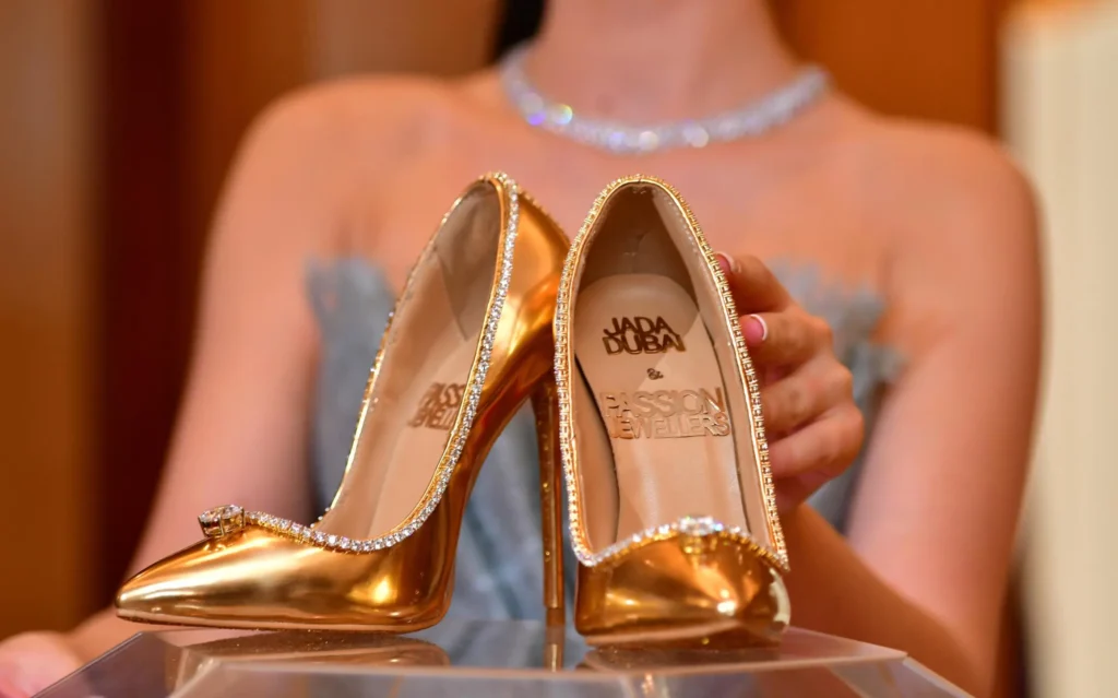Zlaté lodičky Passion Diamond Shoes, vytvořené ve spolupráci mezi Jada Dubai a Passion Jewellers, jsou osázené 236 diamanty a patří mezi nejdražší boty na světě s cenou $17 milionů. Tyto luxusní boty byly poprvé představeny v Burj Al Arab v Dubaji.