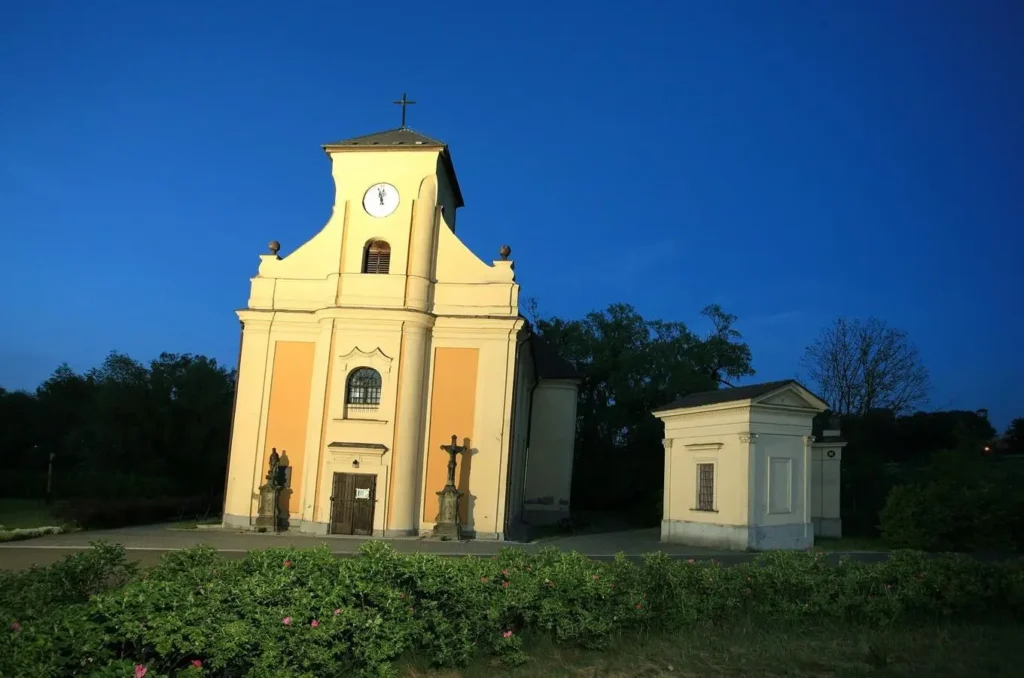 Šikmý kostel sv. Petra z Alkantary v Karviné, známý svou výraznou šikmostí způsobenou poddolováním. Stavba z roku 1736 se nachází v části města zvané Doly.