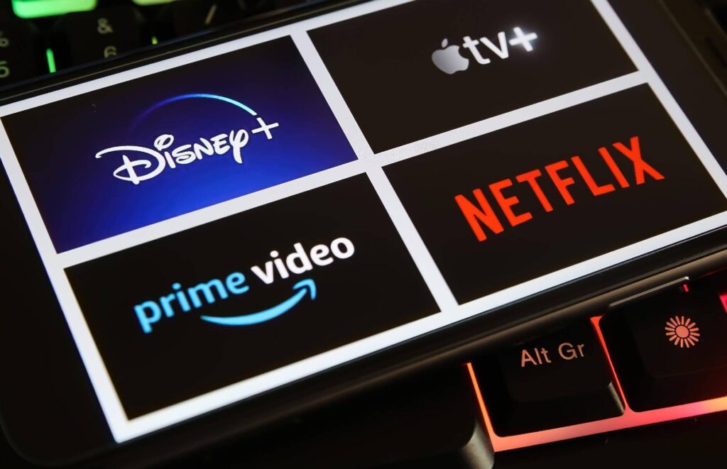 Obrázek loga čtyřech streamovacích platforem: Disney+, Apple TV+, Prime Video a Netflix.