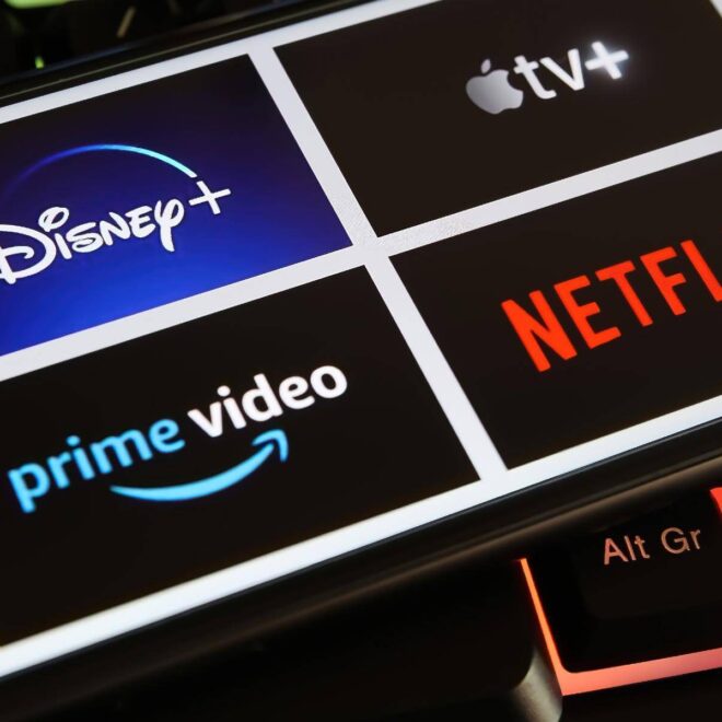 Obrázek loga čtyřech streamovacích platforem: Disney+, Apple TV+, Prime Video a Netflix.