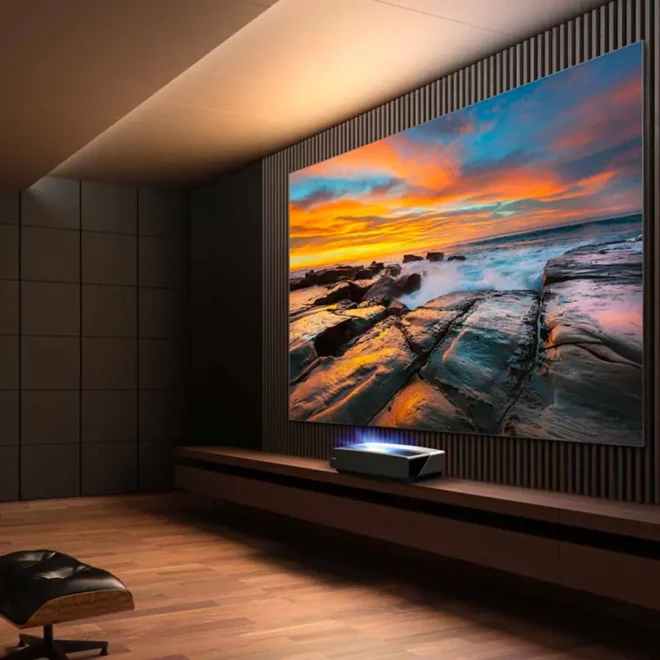 Porovnání televizí: Samsung QLED 8K versus Hisense Laser TV – detailní pohled na specifikace a výhody obou technologií.