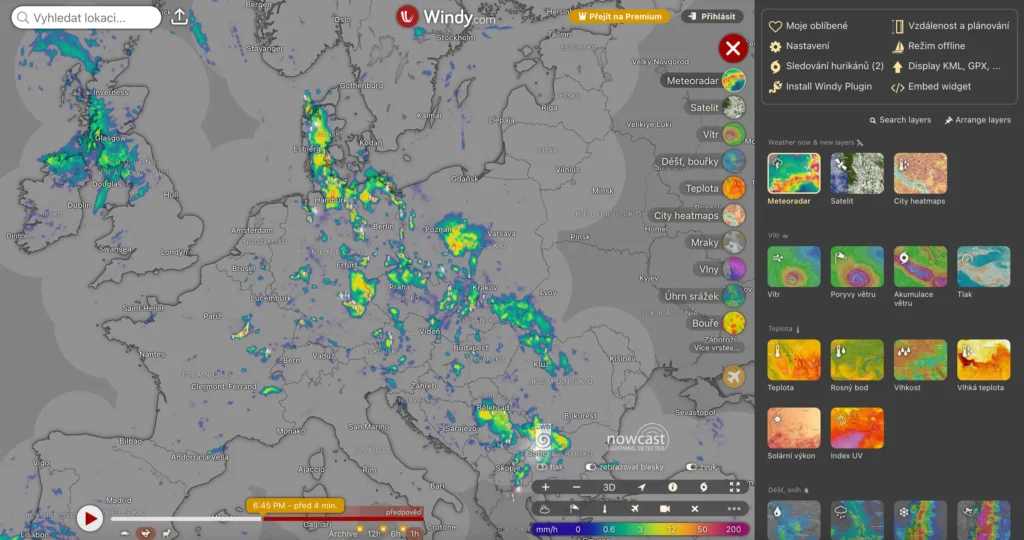 Obrázek ukazuje meteoradar aplikace Windy s dešťovými srážkami nad Evropou. Na mapě jsou viditelné intenzivní srážky v různých částech Evropy, především ve Velké Británii, Německu a Polsku. Na pravé straně obrazovky jsou různé vrstvy, které lze zobrazit, jako jsou vítr, poryvy větru a teplota.