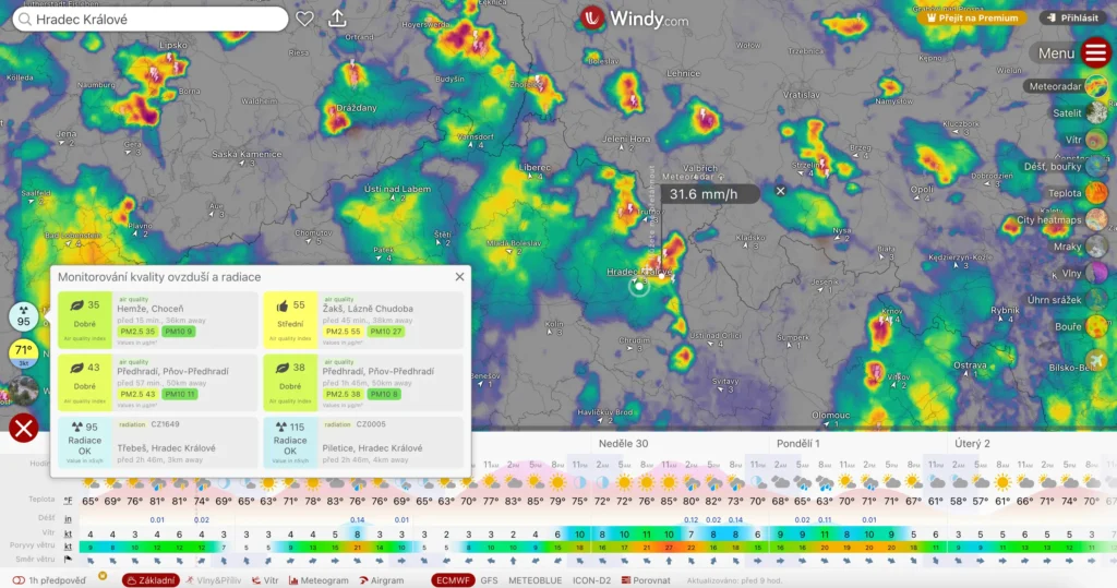 Obrázek zobrazuje funkci monitorování kvality ovzduší a radiace v aplikaci Windy. Na mapě jsou viditelné hodnoty kvality ovzduší pro různé lokality, včetně informací o PM2.5 a PM10. K dispozici jsou také data o radiaci. Mapa ukazuje intenzitu srážek a bouřek nad Českou republikou a okolními oblastmi.