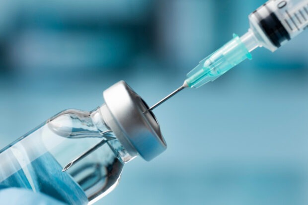 Vakcína připravená k aplikaci v injekční stříkačce.