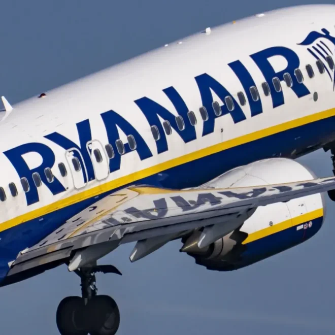 Letadlo společnosti Ryanair Boeing 737 při vzletu, s viditelným logem Ryanair na boku trupu a křídle.