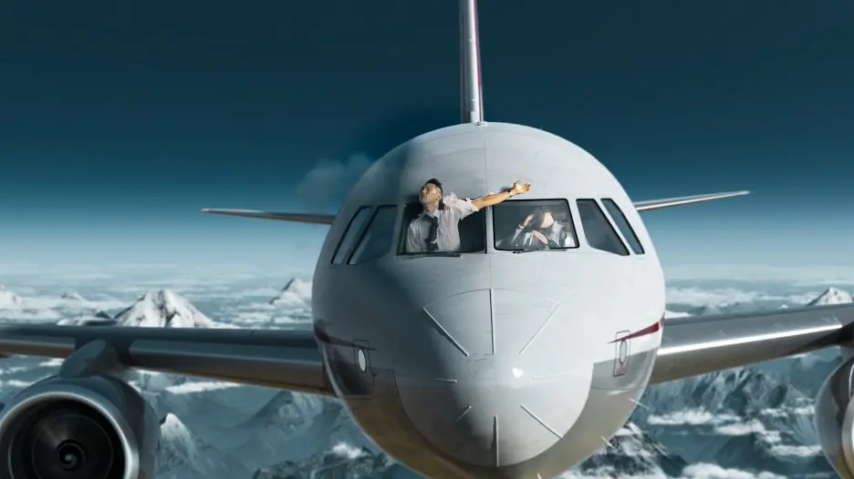 Fotografie ze seriálu Letecké katastrofy ukazuje dramatickou scénu, kde je vidět pilot částečně vypadlý z kokpitu letadla letícího nad zasněženými horami.