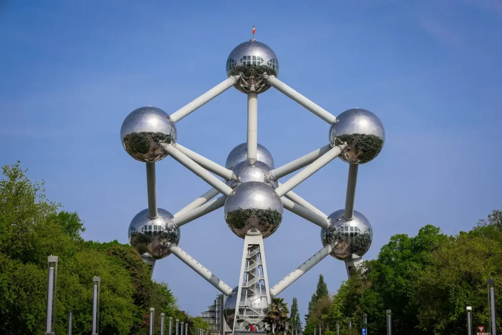 Atomium v Bruselu, ikonická stavba reprezentující zvětšený model atomu železa, postavená pro Světovou výstavu Expo 58. Tvoří ji devět velkých sfér propojených trubkami, které nabízejí úžasné výhledy na město a interaktivní výstavy uvnitř.