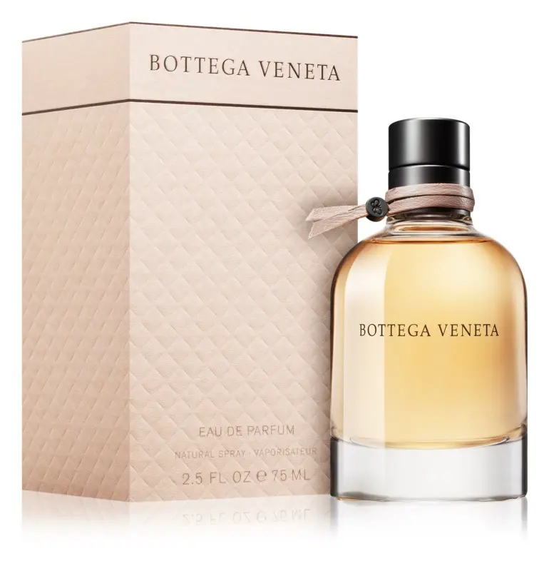 lakon parfému Bottega Veneta Eau de Parfum vedle elegantní krabičky.