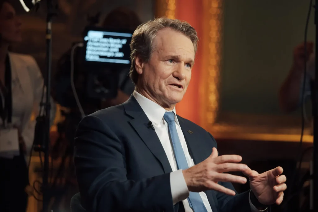 Brian Moynihan, generální ředitel Bank of America, je na fotografii zachycen během rozhovoru.