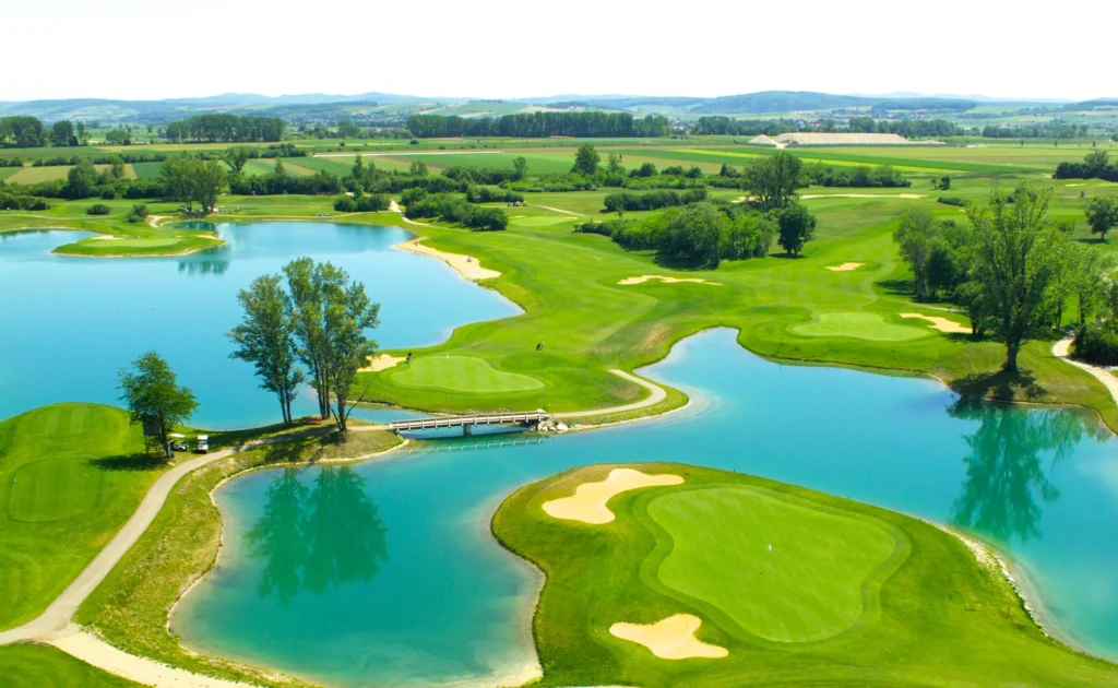 Diamond Country Club v Rakousku je jedním z nejvýznamnějších golfových hřišť v zemi. Tento klub nabízí nádherné scenérie s mnoha jezery a pečlivě upravenými fairwayemi. Hřiště je známé svou náročností a rozmanitými výzvami, které přitahují golfisty z celého světa. Klub také hostí významné golfové turnaje a poskytuje špičkové zázemí včetně luxusní klubovny a tréninkových zařízení.