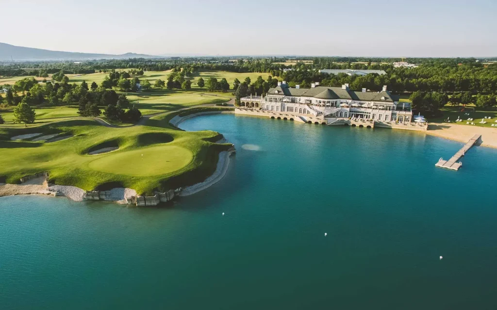 Fontana Golf Club je prestižní golfové hřiště nacházející se u krásného jezera, které nabízí hráčům nádherné výhledy a prvotřídní golfový zážitek. Hřiště je obklopeno zelenými fairwayemi a nabízí luxusní klubovnu s veškerým komfortem.