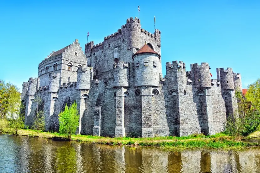 Hrad Gravensteen v Gentu, mohutná středověká pevnost obklopená vodním příkopem, s věžemi a cimbuřím, která nabízí pohled na historickou architekturu a historii města. Hrad je jednou z hlavních turistických atrakcí v Gentu