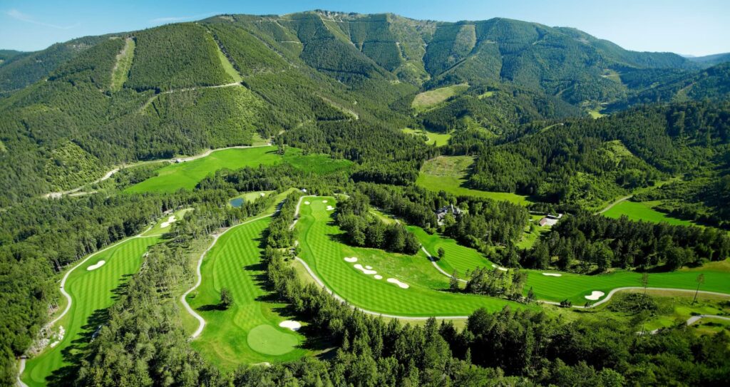 Golf Club Adamstal v Rakousku je krásné golfové hřiště zasazené v malebném prostředí Alp. Toto hřiště je známé svými dokonale upravenými fairwayemi a náročnými greeny, které poskytují nezapomenutelný zážitek jak pro začínající, tak pro pokročilé golfisty. Obklopené hustými lesy a kopcovitou krajinou, nabízí hráčům nejen sportovní výzvu, ale i nádherné výhledy a relaxaci v přírodě.