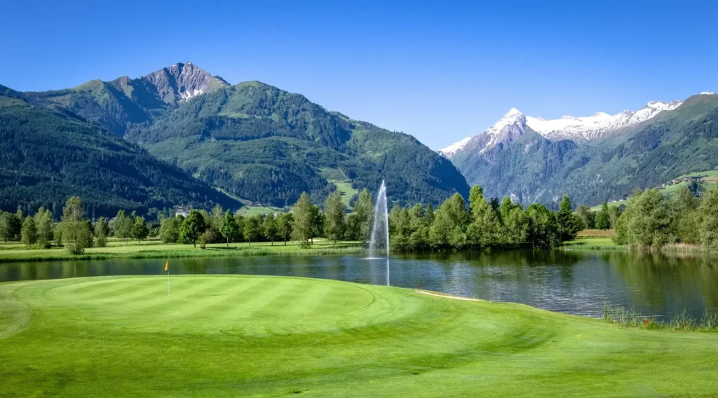 Golf Club Zell am See-Kaprun se nachází v malebném prostředí rakouských Alp a nabízí úchvatné výhledy na zasněžené vrcholy a zelené fairwaye. Toto hřiště je ideální jak pro začátečníky, tak pro pokročilé golfisty díky svým pečlivě navrženým jamkám a výborným tréninkovým zařízením. Obklopené přírodními krásami, nabízí nezapomenutelné golfové zážitky v srdci alpské krajiny.