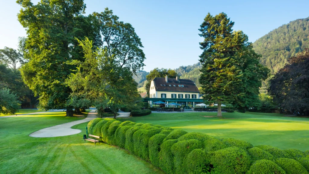 Golfclub Murhof je prestižní golfový klub v Rakousku, známý svou krásnou přírodní scenérií a vysokou kvalitou služeb. Toto hřiště, zasazené v malebné krajině, nabízí hráčům výjimečný zážitek s pečlivě udržovanými fairwayemi a greeny. Klubu dominuje historická budova klubovny, která poskytuje útulné a stylové zázemí pro odpočinek po hře. Okolní zeleň a vzrostlé stromy dodávají tomuto místu kouzlo a klid, ideální pro všechny, kteří hledají kombinaci sportu a relaxace.