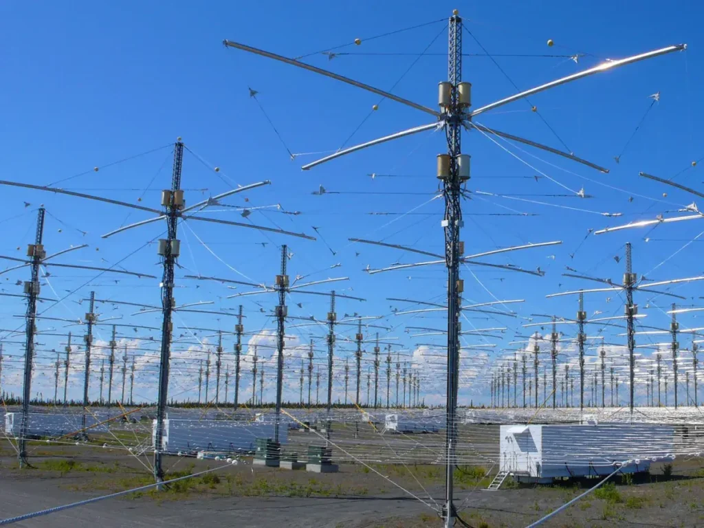 Vysílače vysokofrekvenčních rádiových vln projektu HAARP v odlehlé oblasti Gakona na Aljašce pod jasnou modrou oblohou.