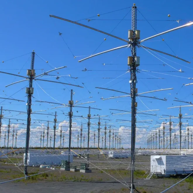 Vysílače vysokofrekvenčních rádiových vln projektu HAARP v odlehlé oblasti Gakona na Aljašce pod jasnou modrou oblohou.