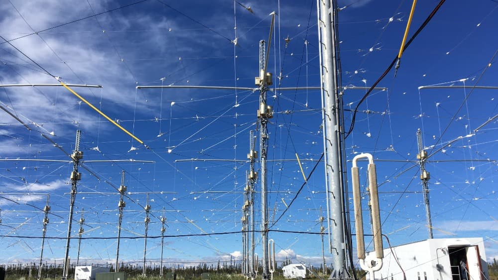 Komplex vysílačů vysokofrekvenčních rádiových vln HAARP v Gakona na Aljašce pod modrou oblohou s rozptýlenými mraky.