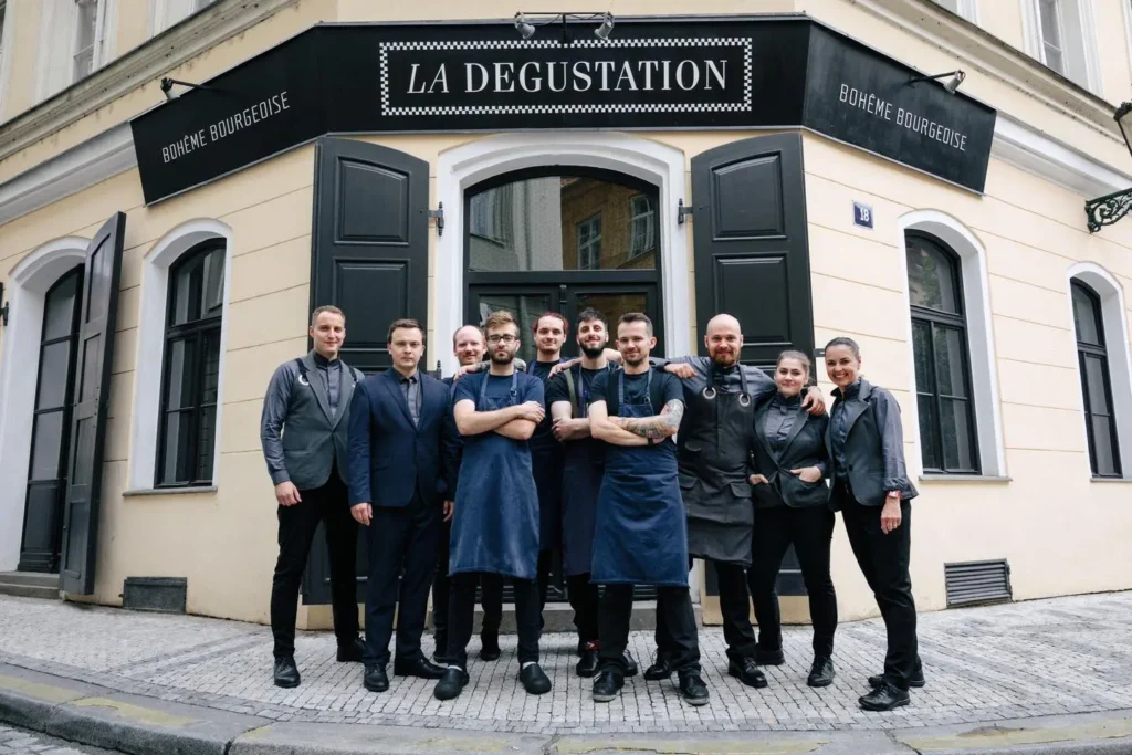 La Degustation Bohême Bourgeoise - tým před restaurací s Michelinskou hvězdou v Praze