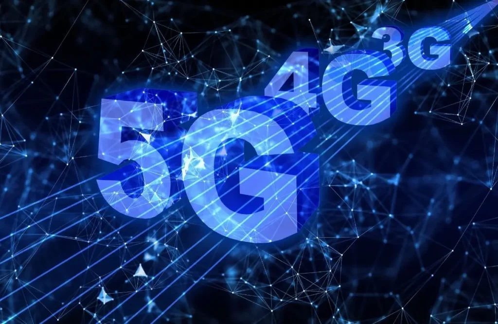 Digitální grafika znázorňuje vývoj mobilních datových sítí od 3G přes 4G až po 5G. Obrázek je laděný do modrých tónů a zobrazuje velké nápisy "3G", "4G" a "5G" na tmavém pozadí s propojenými světelnými body a linkami, které symbolizují síťovou konektivitu. Přechod od 3G k 5G je zvýrazněn směrem šipky, která zdůrazňuje technologický pokrok a zlepšení rychlosti a kapacity datových přenosů.