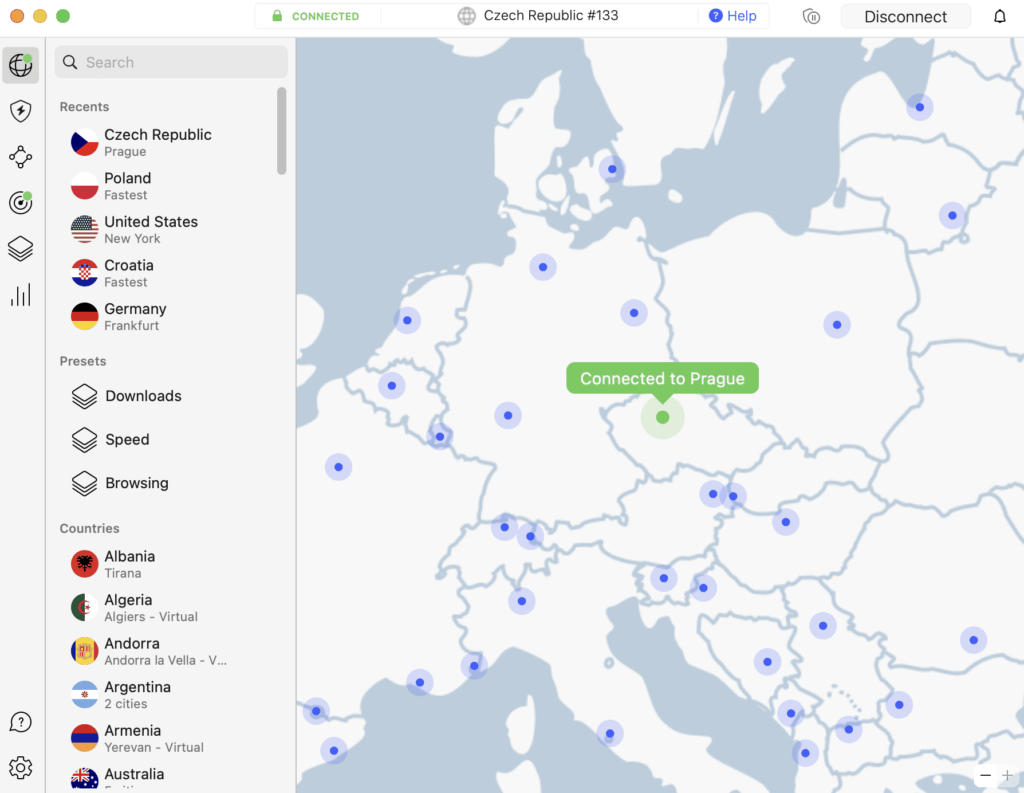 Aplikace NordVPN připojená k serveru v Praze, Česká republika. Na mapě jsou zobrazeny různé servery, k nimž je možné se připojit, a seznam nedávno použitých serverů, včetně serverů v Polsku, USA, Chorvatsku a Německu.