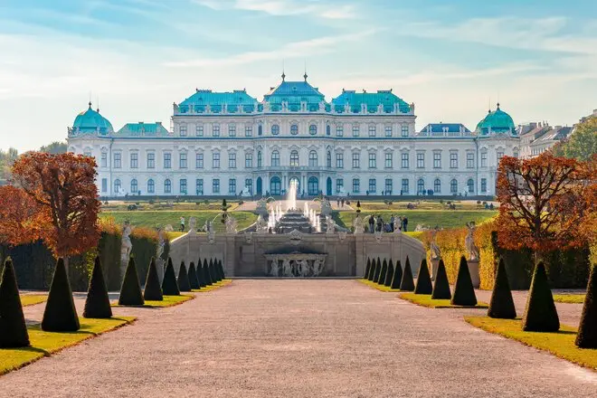 Pohled na zámek Belvedere ve Vídni obklopený krásnými zahradami.