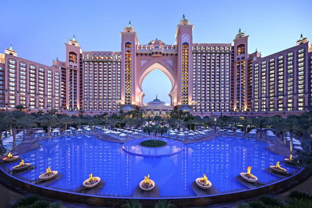 Nádherný pohled na luxusní hotel Atlantis The Palm v Dubaji se zapadajícím sluncem.