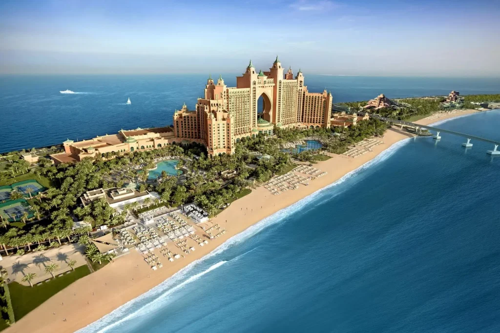 Panoramatický pohled na hotel Atlantis The Palm v Dubaji obklopený pláží a mořem.