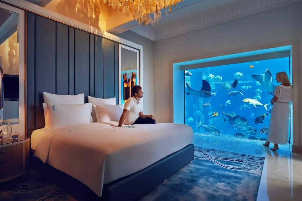 Luxusní pokoj s výhledem do podvodního akvária v hotelu Atlantis The Palm, Dubaj.