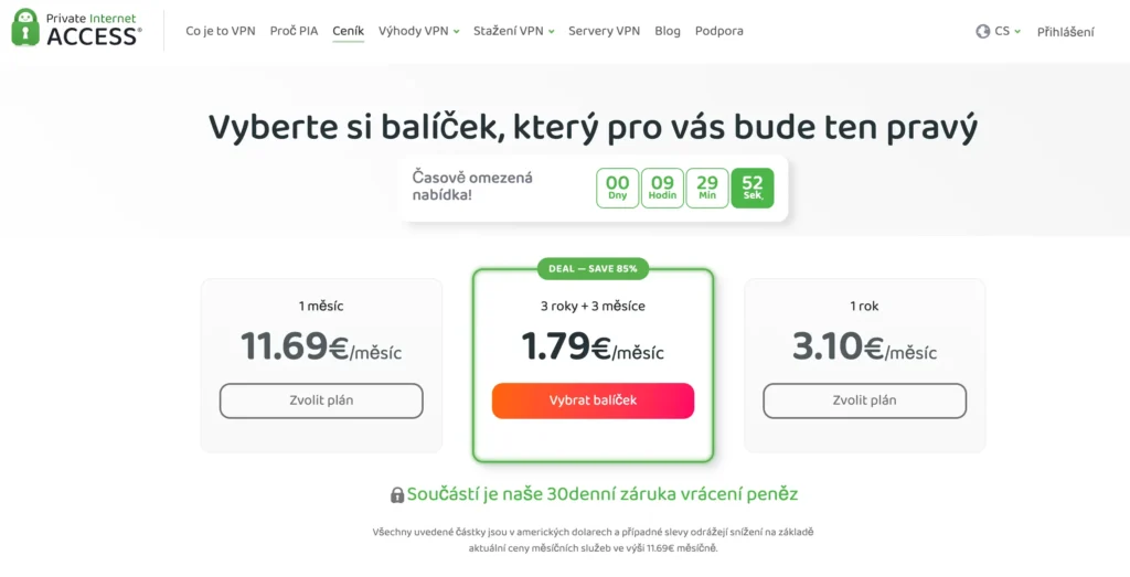 Snímek obrazovky zobrazující cenové plány VPN služby Private Internet Access (PIA). Plány zahrnují měsíční předplatné za 11,69 €, roční předplatné za 3,10 € měsíčně a tříleté předplatné za 1,79 € měsíčně s 30denní zárukou vrácení peněz.