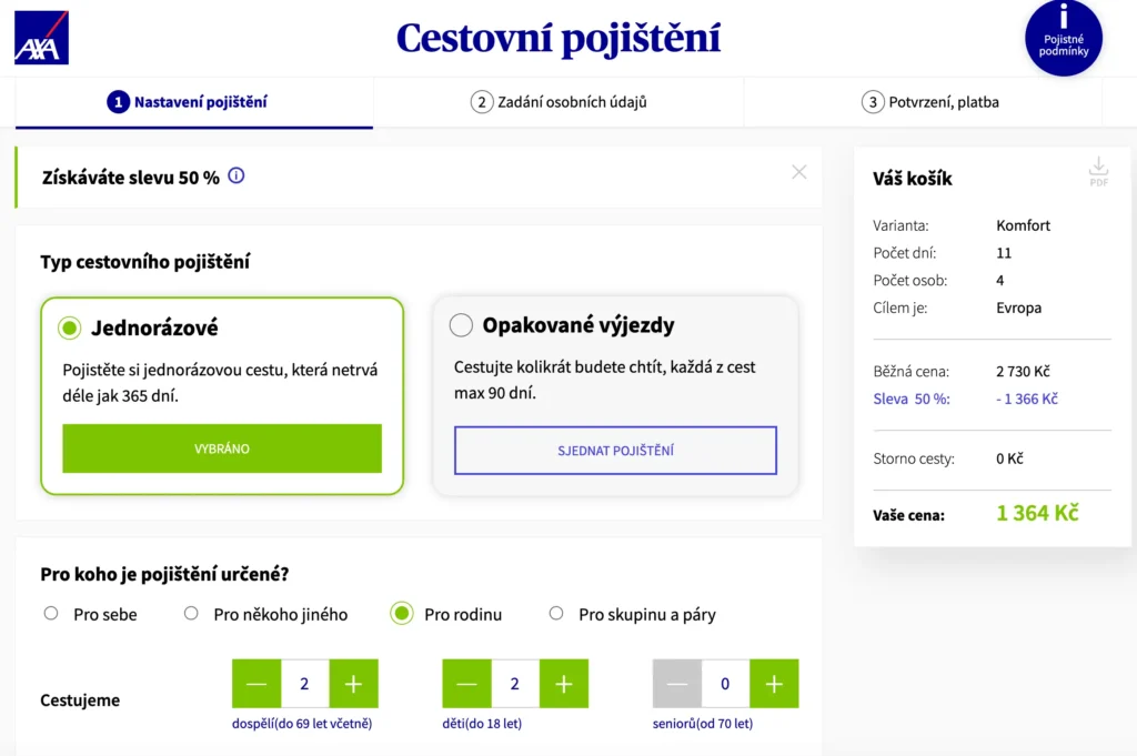 Stránka AXA ukazuje nastavení cestovního pojištění s 50% slevou. Uživatel si vybral jednorázové pojištění pro rodinu na 11 dní do Evropy. Košík ukazuje variantu Komfort pro 2 dospělé a 2 děti, slevněnou cenu 1 364 Kč.