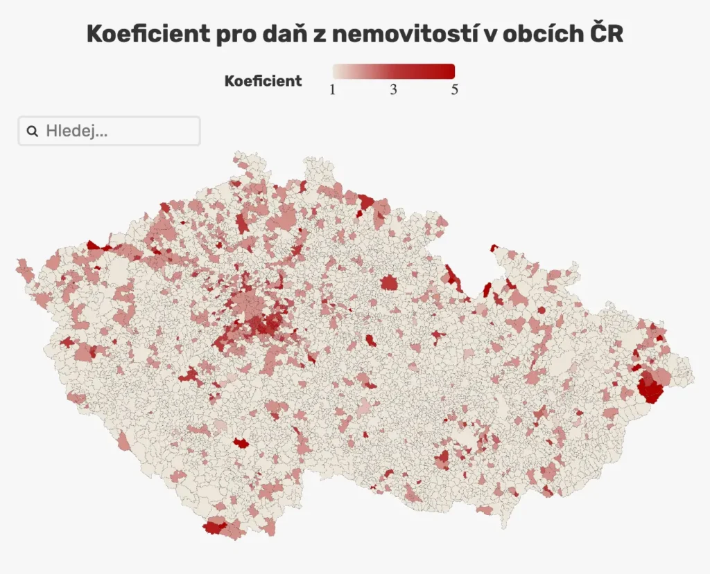 Mapa České republiky zobrazující koeficient pro daň z nemovitostí v jednotlivých obcích. Barvy odlišují hodnoty koeficientu, kde světlejší odstíny představují nižší hodnoty (koeficient 1) a tmavší odstíny vyšší hodnoty (koeficient až 5). Nejvyšší koeficienty jsou koncentrovány v městských oblastech, zejména v okolí Prahy, Brna a dalších velkých měst.