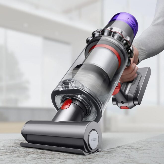 Tyčový vysavač Dyson V11 Absolute Extra Pro při vysávání chlupů na pohovce v moderní domácnosti.