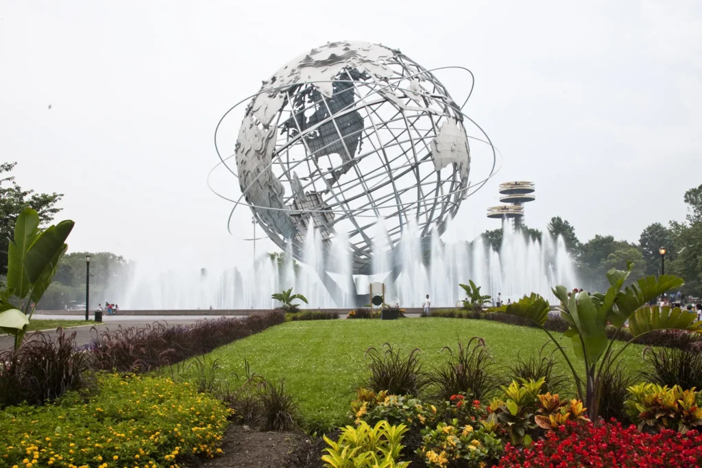 Unisphere, obrovský kovový model Země, umístěný ve Flushing Meadows-Corona Parku v New Yorku, obklopený fontánami a zelení, symbolizující světovou jednotu a mezinárodní spolupráci.