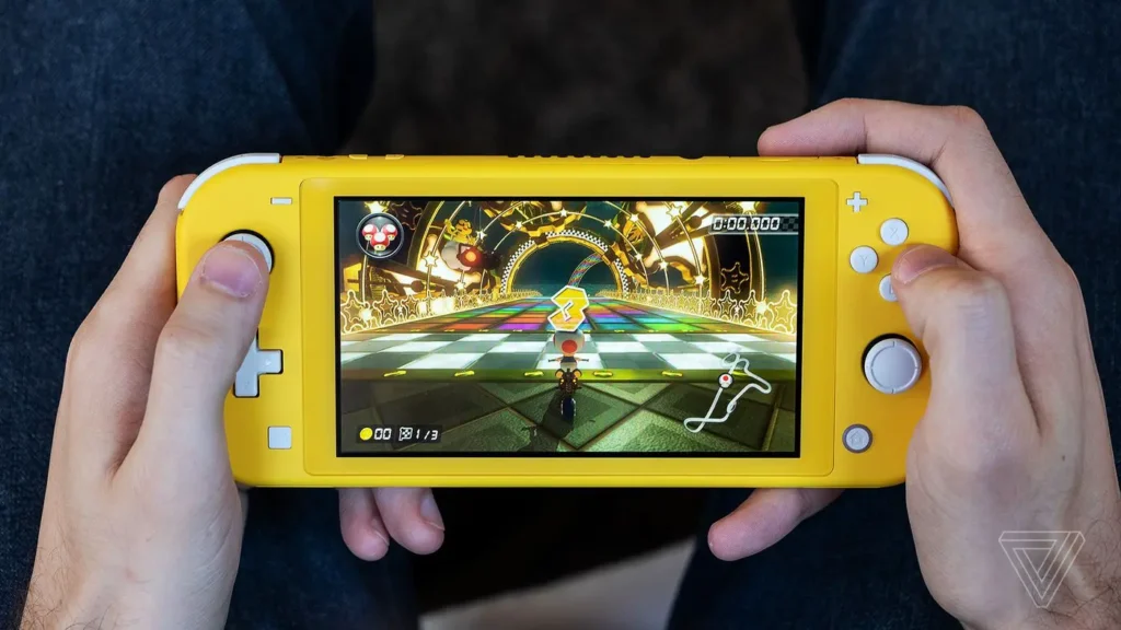 Osoba hrající hru na žluté konzoli Nintendo Switch Lite.