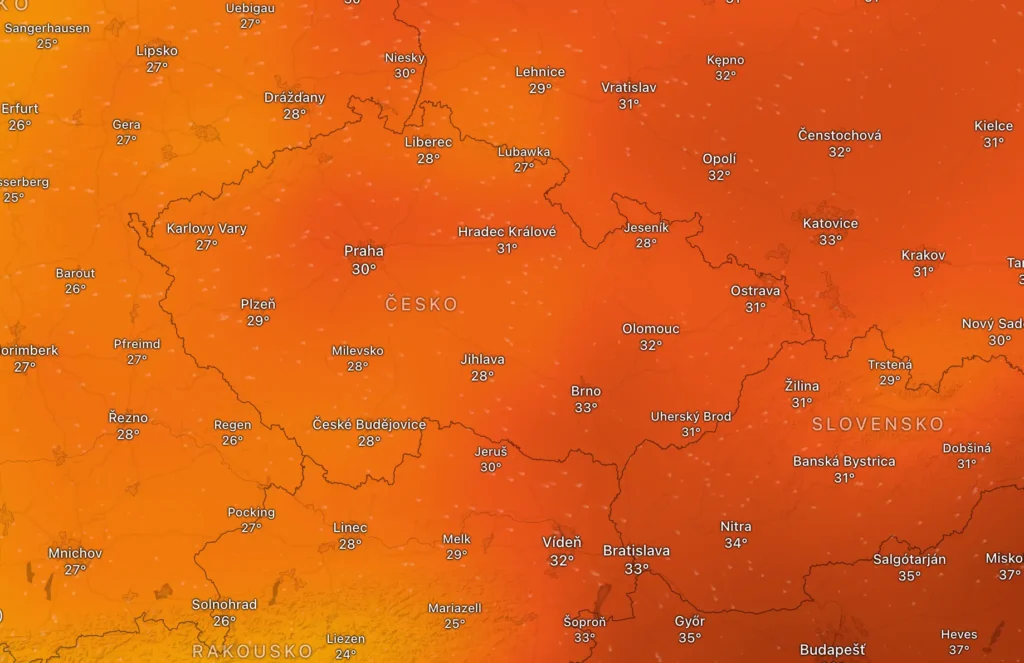 Mapa zobrazující teploty v České republice a okolních státech během letních veder v roce 2024. Na mapě jsou zaznamenány teploty přesahující 30 °C v různých městech, včetně Prahy, Brna a Ostravy, s extrémně vysokými teplotami až 35 °C v některých regionech.