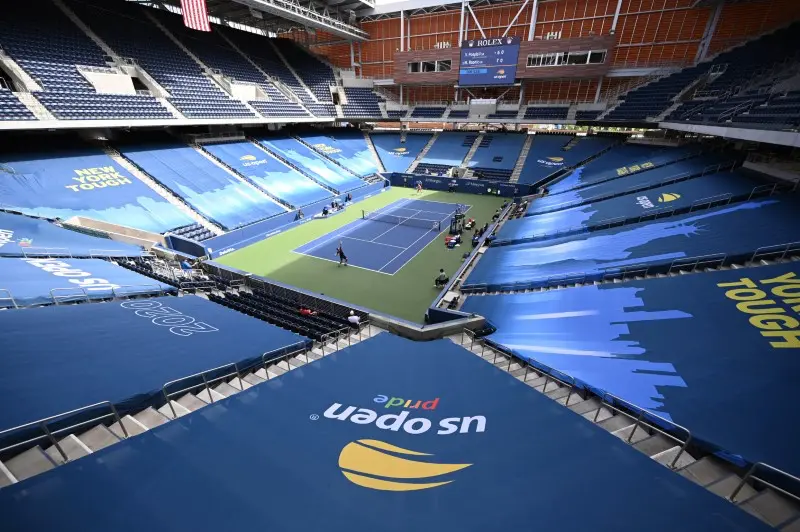 Prázdný tenisový stadion Arthur Ashe Stadium připravený na turnaj US Open v New Yorku.