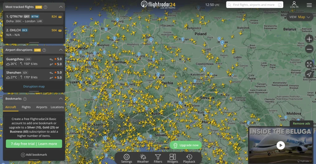 Mapa Evropy plná letadel zobrazených na Flightradar24 s informacemi o nejoblíbenějších letech a letištních omezeních.