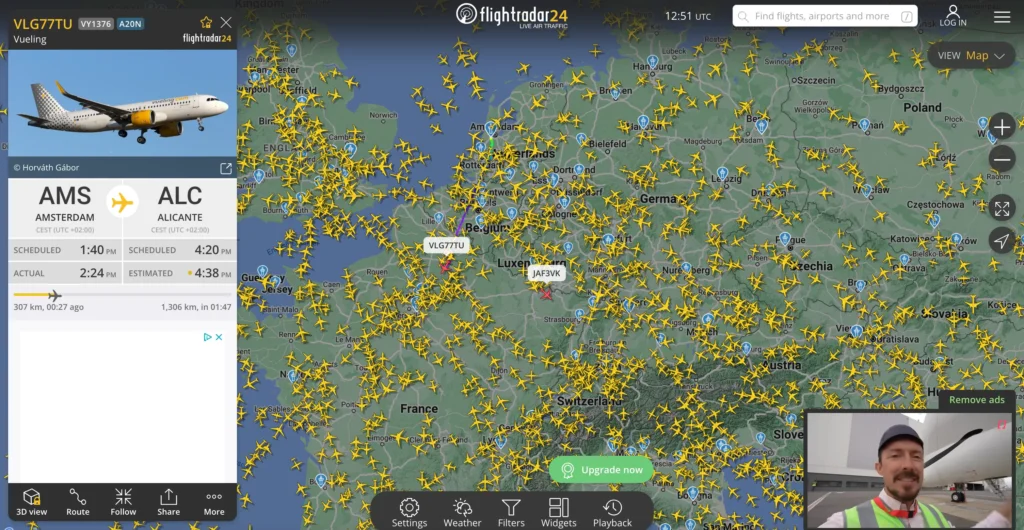 Flightradar24 zobrazuje mapu letů přes západní Evropu s detaily o letu z Amsterdamu do Alicante.