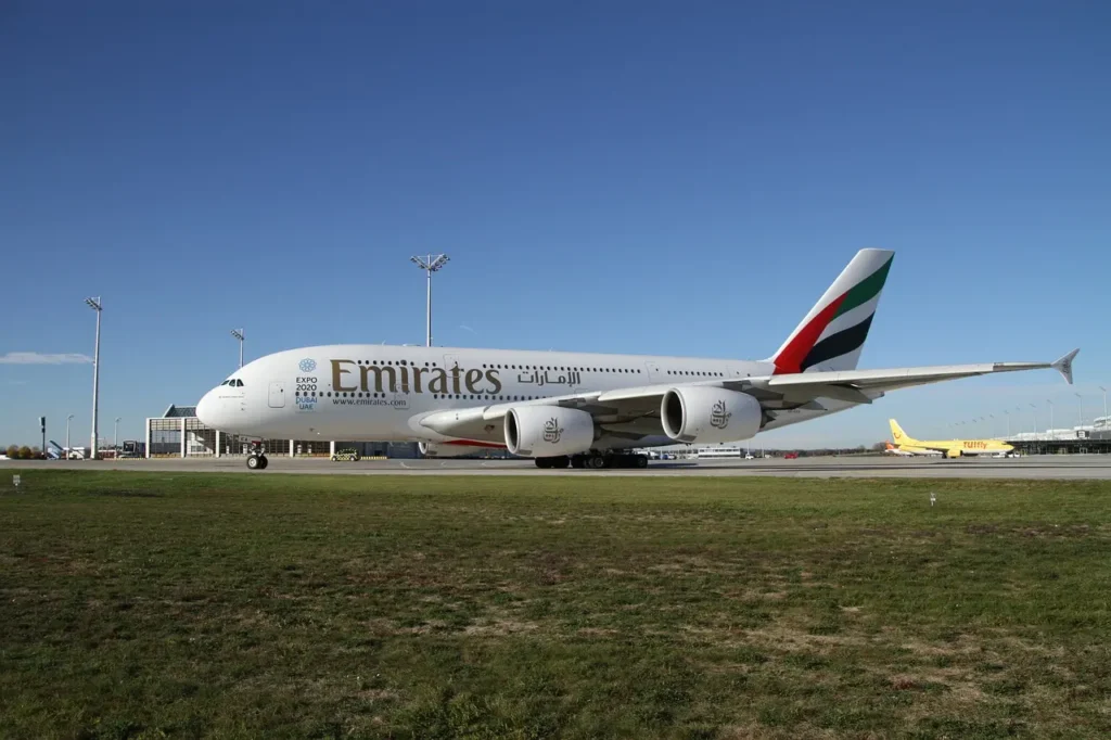 Airbus A380 společnosti Emirates na letištní dráze – největší dopravní letadlo v barvách předního provozovatele.