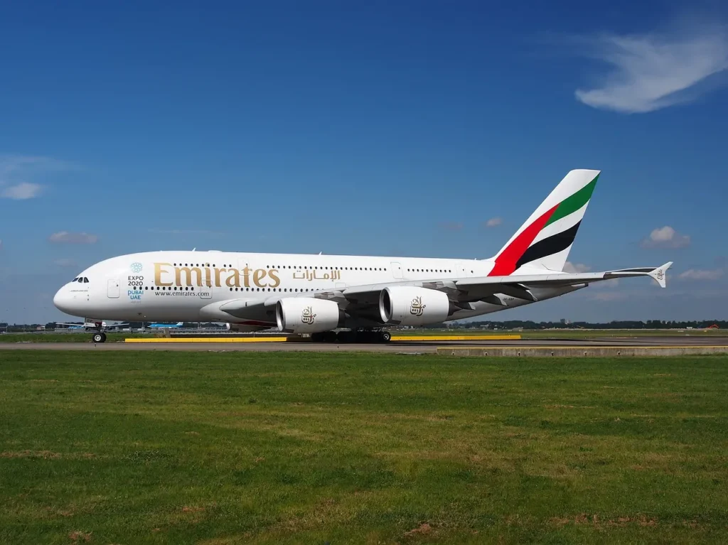 Airbus A380 společnosti Emirates připravený na letišti – dvoupatrové letadlo v barvách jedné z největších leteckých společností.