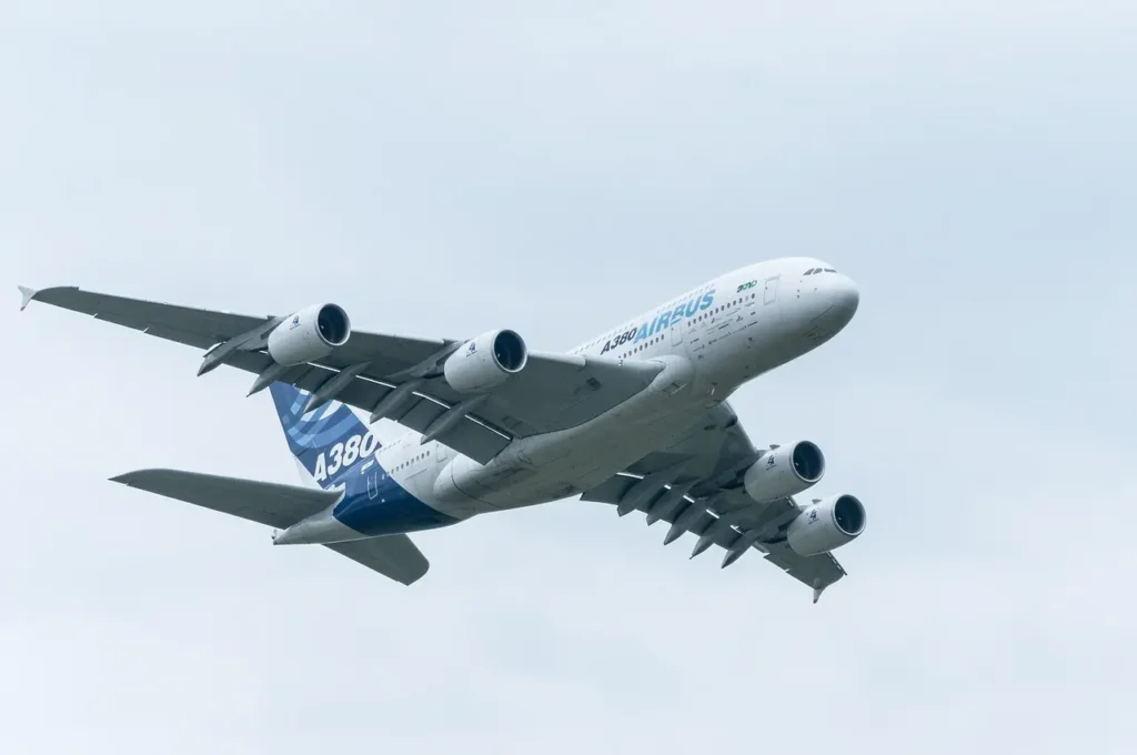 Airbus A380 v letu – největší dopravní letadlo na světě s dvoupodlažním designem a čtyřmi motory.