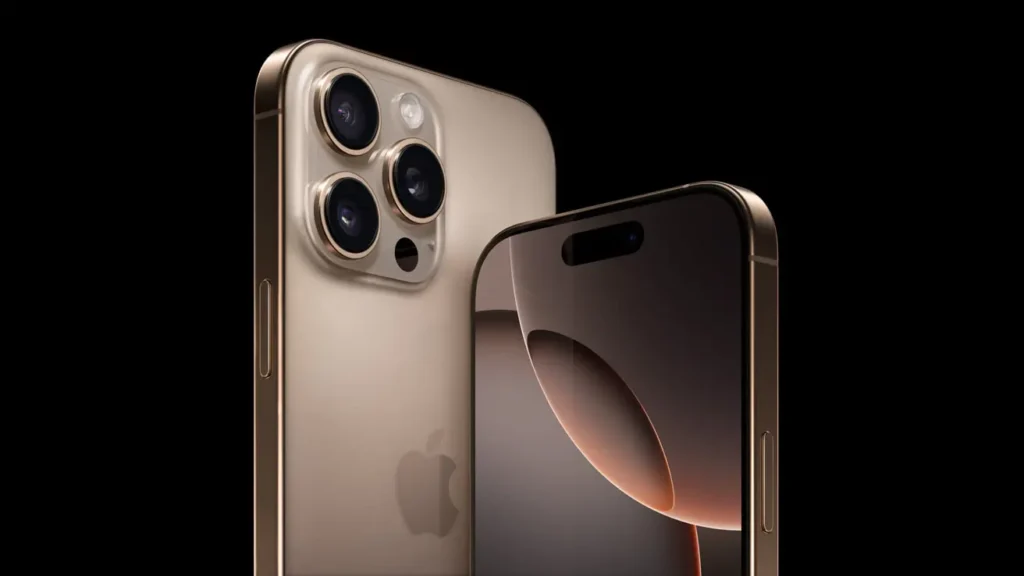 Detailní pohled na iPhone 15 Pro Max v zlaté barvě se třemi zadními kamerami a elegantním designem.