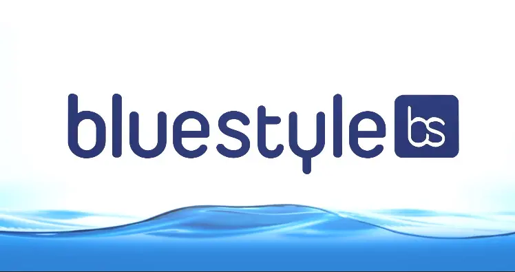 Logo cestovní kanceláře Blue Style nad stylizovanou modrou vlnou.