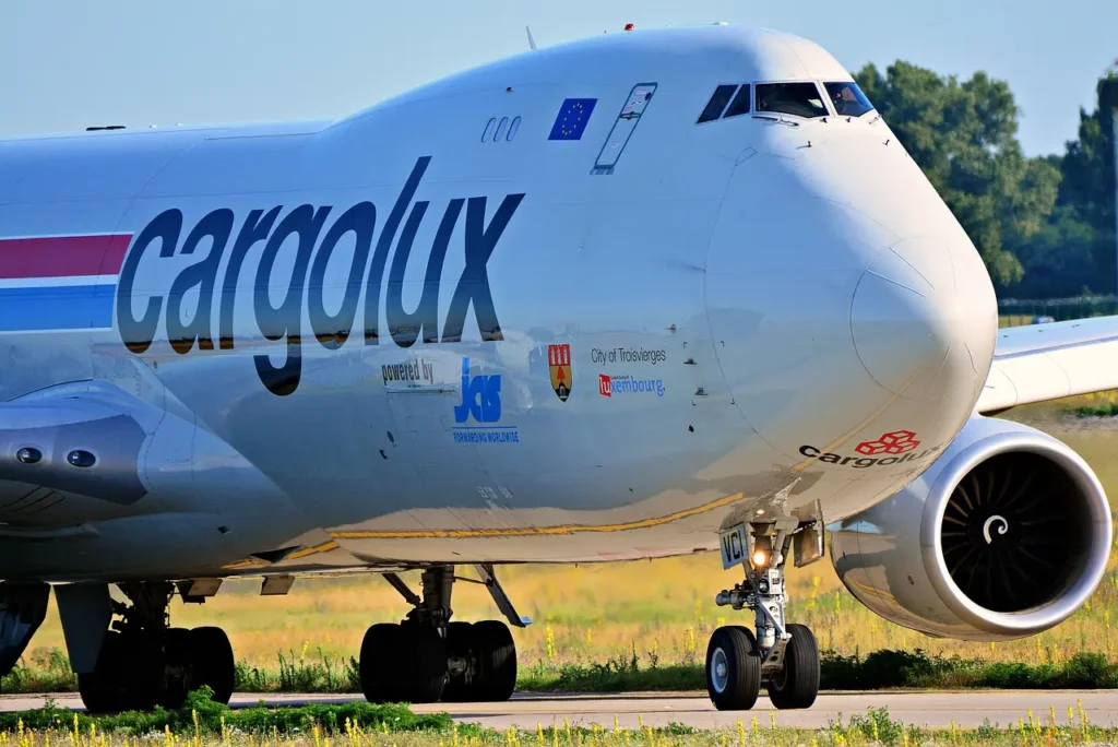 Boeing 747 nákladní letecké společnosti Cargolux na letištní dráze, detailní pohled na přední část letadla s viditelnými logy a nápisy na trupu.